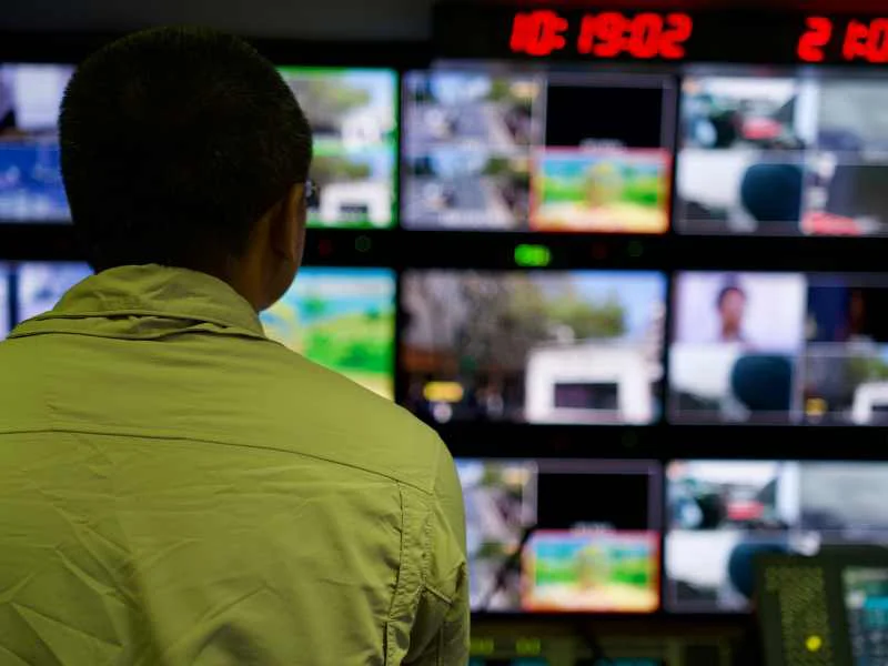 Una persona frente a múltiples pantallas digitales de redes sociales con alertas de noticias
