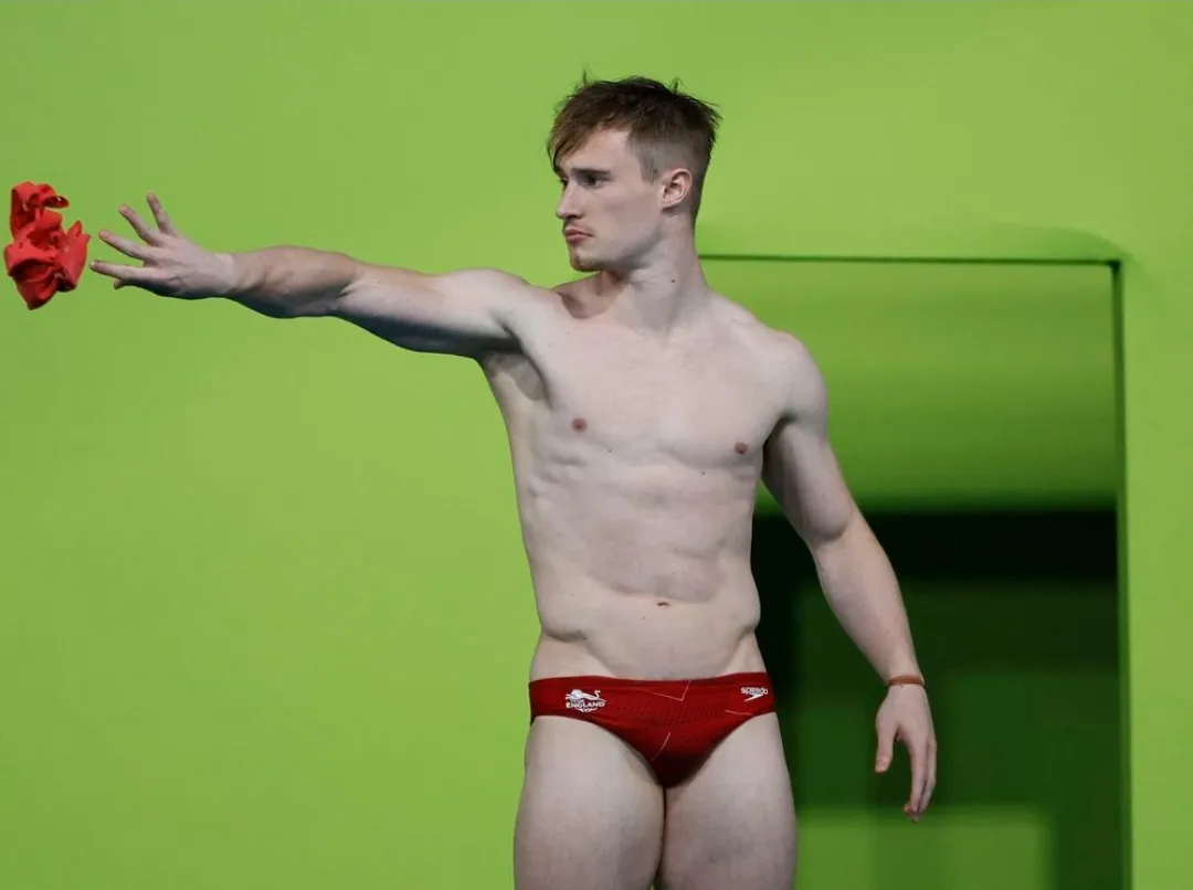 Jack Laugher, saltador de trampolín británico |Foto: Stefan Wermuth Reuters  Jack Laugher, saltador de trampolín británico, ha logrado tres medallas olímpicas, dos en Río de Janeiro 2016, oro en sincronizada y plata individual, y una de bronce en Tokio 2020