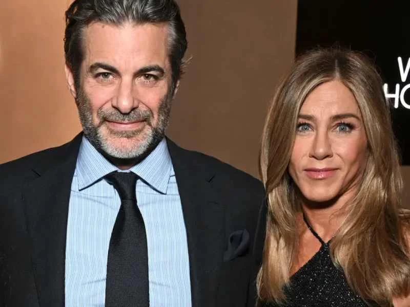  Jennifer Aniston posa sonriente junto a su pareja Jim Curtis |Foto: Getty Images 