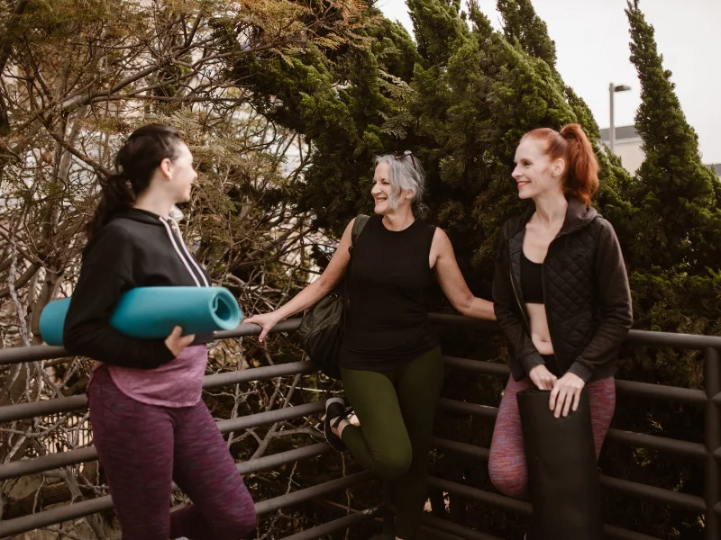 Mujeres maduras sonrientes practicando hábitos de vida saludables al aire libre