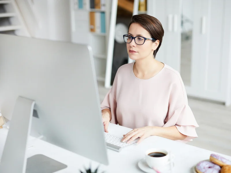 Persona buscando ofertas de empleo en Cataluña ante un ordenador
