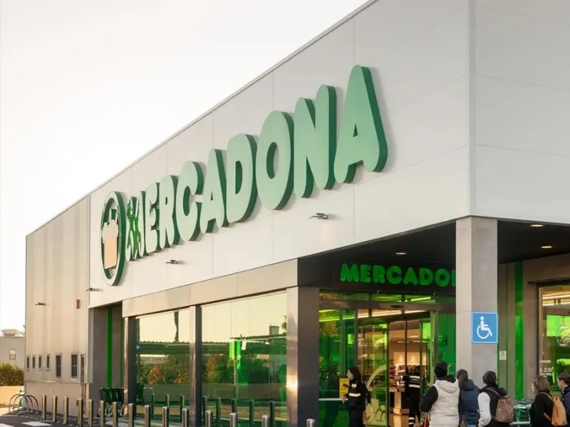 Fachada de un supermercado Mercadona con clientes accediendo al interior de la tienda|Foto: Europa Press