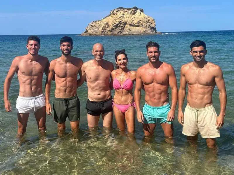 Zinedine Zidane junto a su esposa Véronique Fernández y sus hijos|Foto: @luca