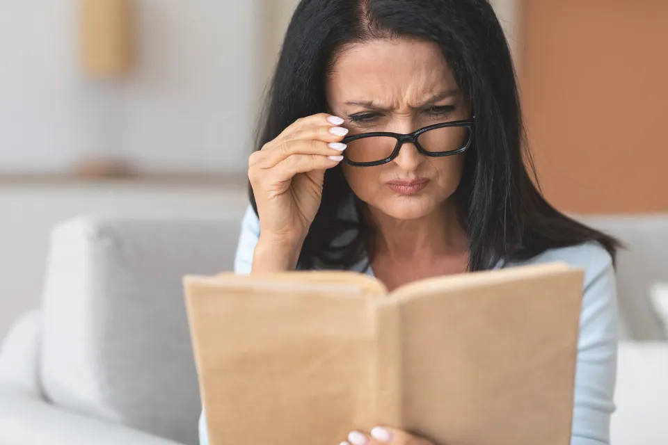 presbicia- mujer con lentes leyendo 