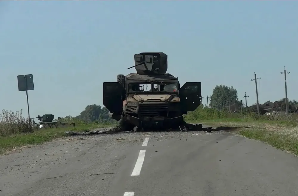 Captura de archivo de un video del Ministerio de Defensa ruso de un blindado atacado en la región de Kursk. EFE-EPA