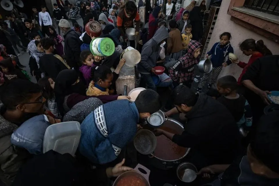 Reparto de comida para desplazados palestinos en un campamento en Rafah|Foto: EFE/EPA/Haitham Imad Trump ordena introducir ayuda humanitaria en Gaza, según el embajador de EEUU en Israel

