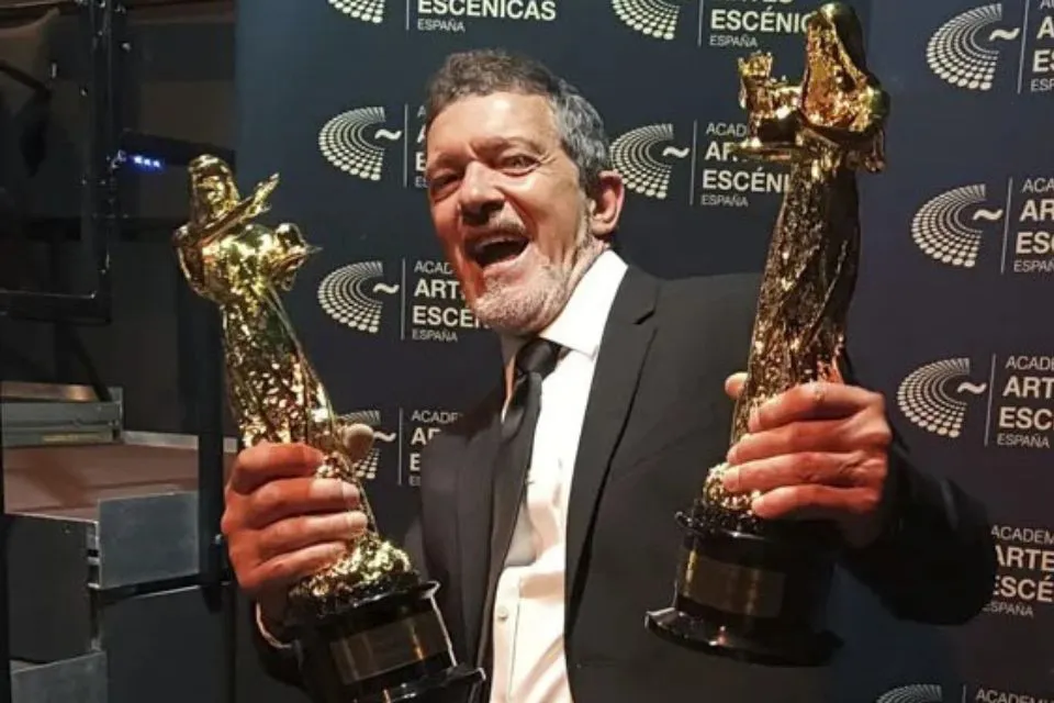 El actor y director Antonio Banderas posa con dos de los premios Talía en Madrid|Foto: EFE/Inma Tapia Lista de los galardonados de los premios Talía 2025

