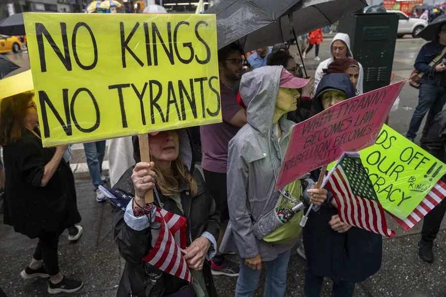 Protesta denominada No Kings contra el gobierno de Donald Trump | Foto: EFE/Ángel Colmenares Decenas de miles de personas salieron este sábado a las calles por todo Estados Unidos para protestar contra el «autoritarismo» del presidente Donald Trump