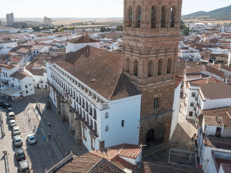 fachada-blanca-de-la-iglesia-de-nuestra-senora-de-la-granada-en-llerena|Foto: Llerena.org