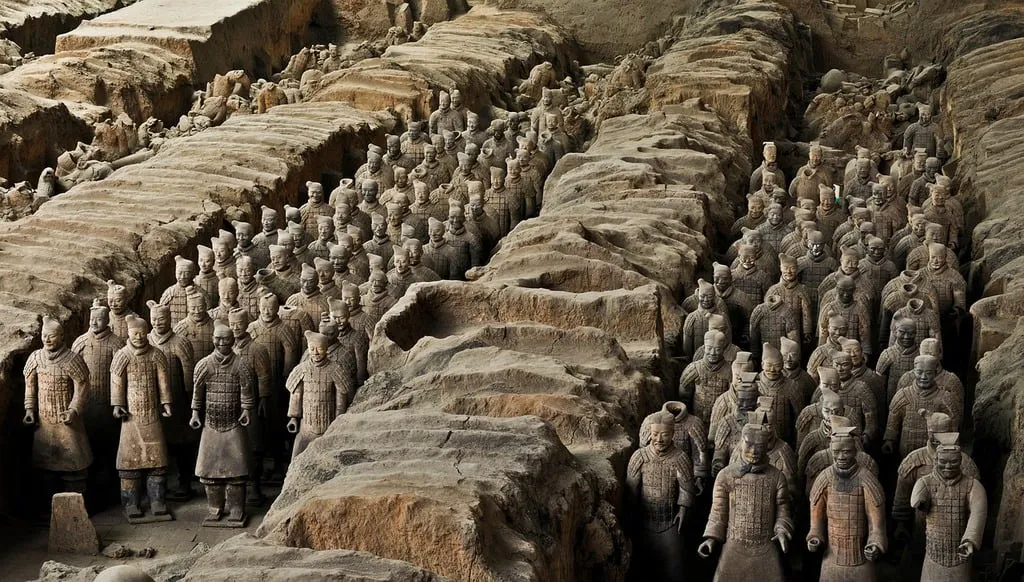 Guerreros de Terracota ubicados al este de la Tumba del emperador Qin Shi Huang|Foto: Pixabay Arqueólogos temen abrir la tumba de Qin Shi Huang por posibles trampas mortales y ríos tóxicos de mercurio, descritos en antiguos textos chinos y respaldados por hallazgos científicos recientes.