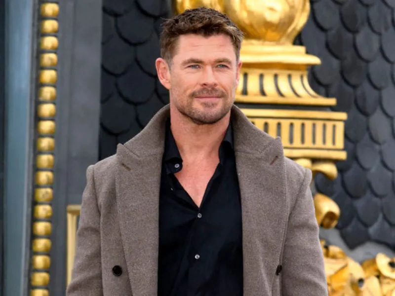 chris-hemsworth-posando-bajo-lluvia-madrid-edificio-metropolis-ruta-de-escape|Foto: Europa Press  Chris Hemsworth presenta en Madrid su nueva película 'Ruta de escape'. Análisis de su regreso a España, su papel como Davis y su trayectoria profesional