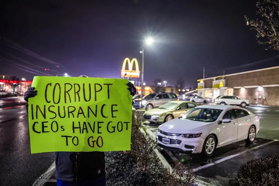 Cartel de protesta en McDonald's de Altoona (Pensilvania) apoyo Luigi Mangione (asesinato CEO aseguradora) EFE El Mundo 