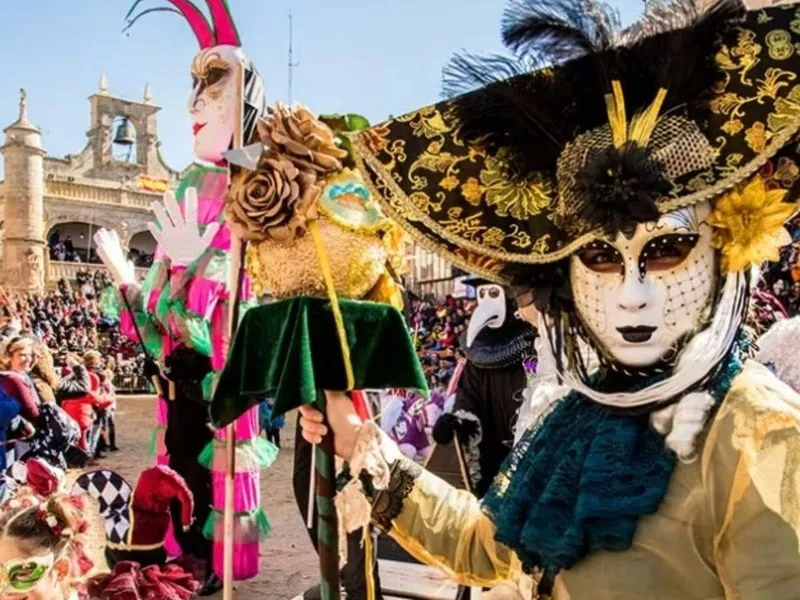 carnaval-antiguo-ciudad-rodrigo-plaza-mayor-arquitectura-madera-tradicion|Foto: El Confidencial  Descubre el Carnaval más antiguo de España en una ciudad amurallada de Castilla y León. Datos, historia y el impacto del Toro del Aguardiente este 2026
