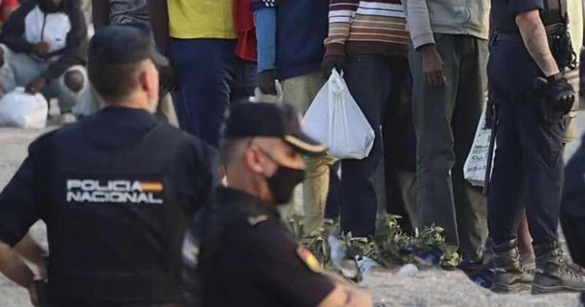 desalojo-migrantes-ceuta-playa-trampolin-policia.jpg|Foto: ABC