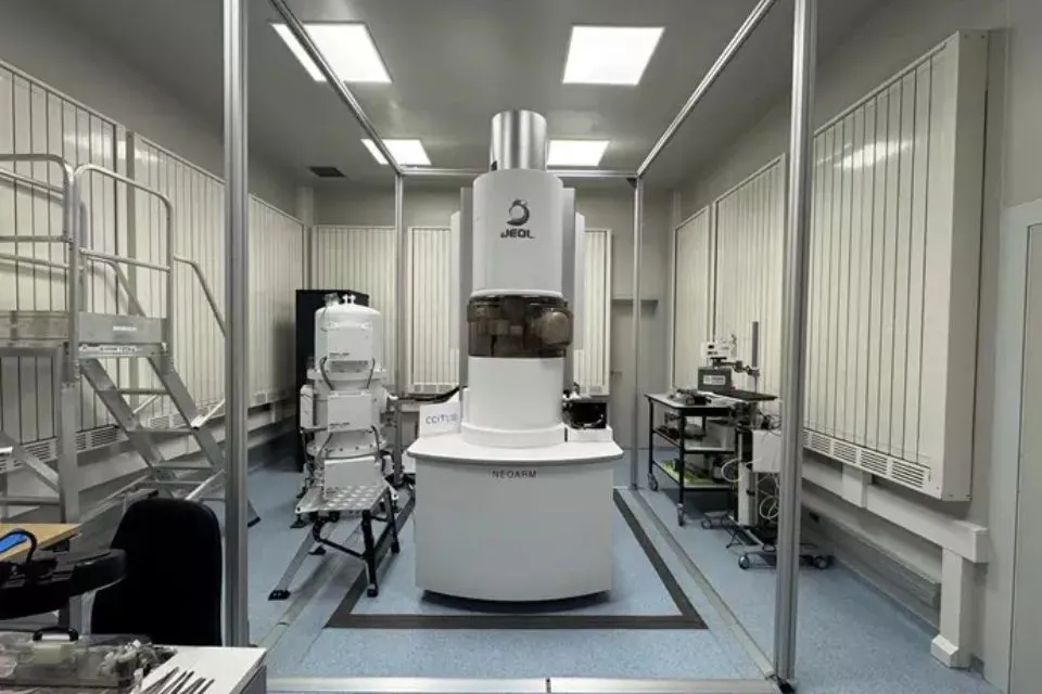 El nuevo microscopio en las instalaciones del Parc Científic de Barcelona|Foto: Europa Press  Patentes europeas: España es el país que más crece en Europa en la última década