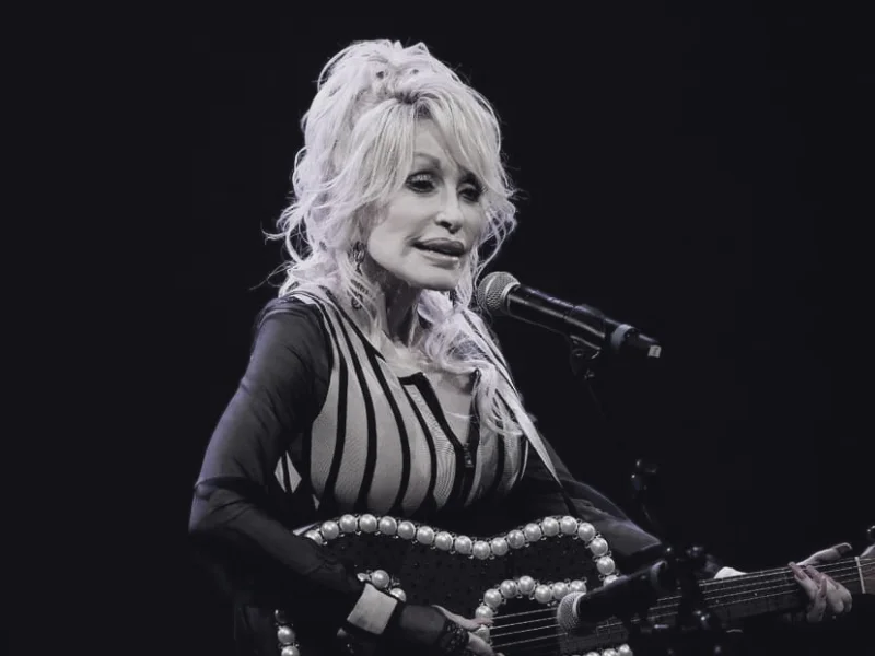 Dolly Parton durante una presentación en vivo con su icónica guitarra|Foto: Univision