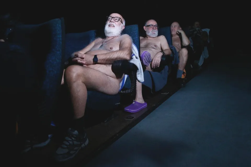 Varias personas nudistas participan en los cines Girona de Barcelona. EFE/Quique García