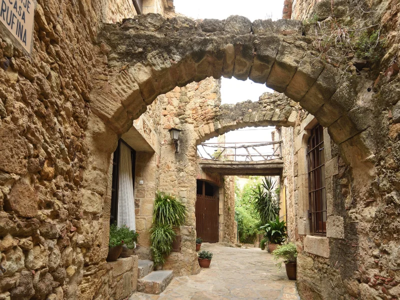 calles-de-piedra-y-arcos-goticos-en-el-casco-antiguo-de-pals
