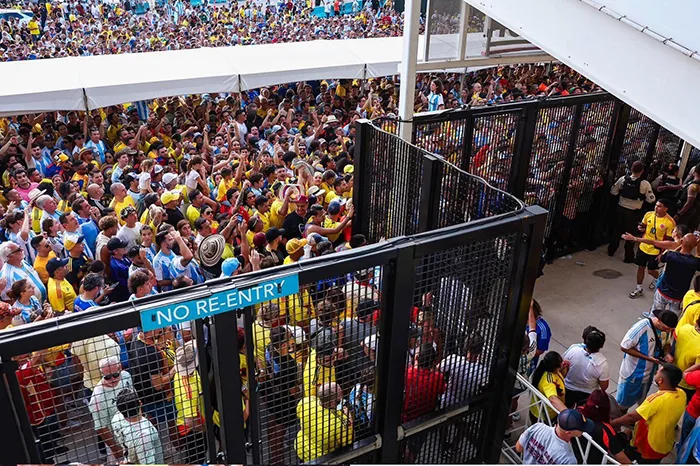 Hubo-portazo-Se-retrasa-Final-de-Copa-America-por-problemas-en-acceso-al-estadio-e1721002439644