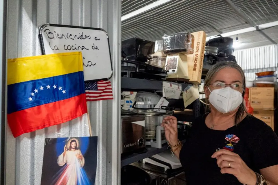 Patricia Andrade, responsable del programa Raíces que ayuda a los venezolanos que llegan a Miami - EFE/Álvaro Blanco Patricia Andrade, responsable del programa Raíces que ayuda a los venezolanos que llegan a Miami habla en entrevista con Efe, en el local de la organización, en Doral, Florida (EEUU). EFE/ Álvaro Blanco