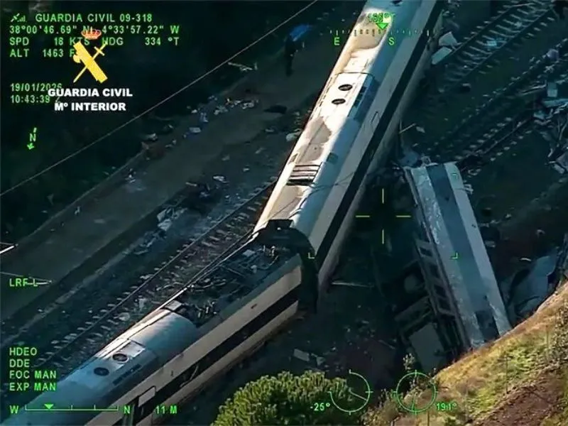 equipos-emergencia-guardia-civil-trabajando-vagones-accidentados-adamuz-cordoba|Foto: EFE/Guardia Civil  La tragedia ferroviaria en Adamuz deja 39 muertos y una búsqueda crítica en los restos. La investigación descarta fallos humanos