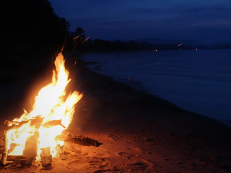 hoguera-encendida-en-la-playa-durante-la-noche-de-san-juan