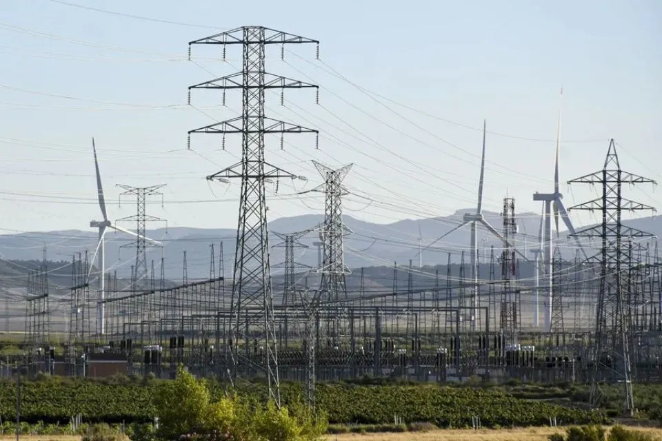 Un tendido eléctrico|Foto: EFE/Javier Cebollada La inflación se moderó al 2,3% en marzo por la electricidad y los carburantes