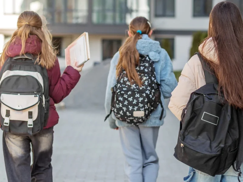 aula-de-colegio-con-profesora-y-estudiantes-en-clase