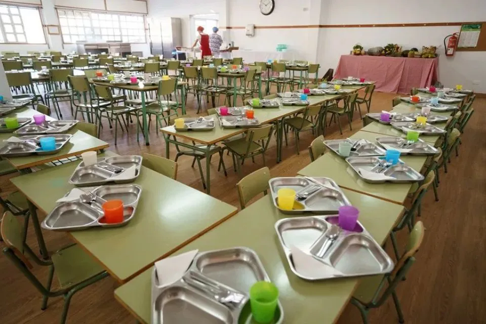 Comedor del CEIP La Luz en La Orotava (Tenerife)|Foto: EFE/Ramón de la Rocha Limitan los fritos y el azúcar en los colegios y la fruta y verdura será diaria