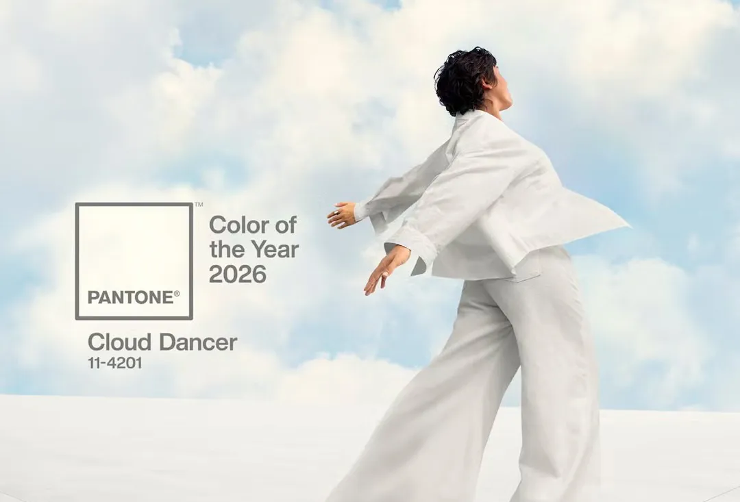 Color del año 2026 "Cloud Dancer"|Foto: Pantone  Pantone ha elegido "Cloud Dancer", un blanco sereno y equilibrado, como Color del Año 2026. Simboliza un deseo colectivo de calma, nuevos comienzos y una respuesta a la aceleración tecnológica, reflejando tendencias hacia la fluidez en moda y la claridad en diseño.
