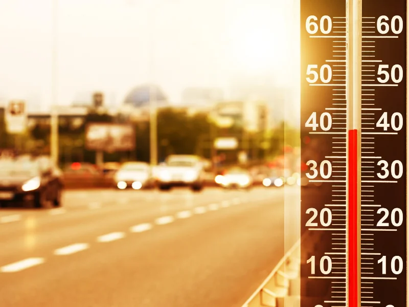 asfalto-de-una-carretera-con-efecto-de-espejismo-por-el-calor-del-sol