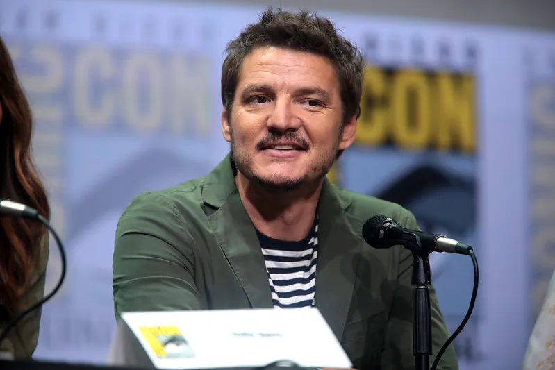 Pedro Pascal, el actor más cotizado de Hollywood en 2025|Foto: Flickr / Gage Skidmore Pedro Pascal mantiene una presencia dominante en Hollywood durante 2025 con tres películas simultáneas en cartelera y múltiples proyectos confirmados para 2026. Su trayectoria, que incluye roles clave en "Game of Thrones" y "The Mandalorian", evidencia una consistente participación en producciones de alto perfil.