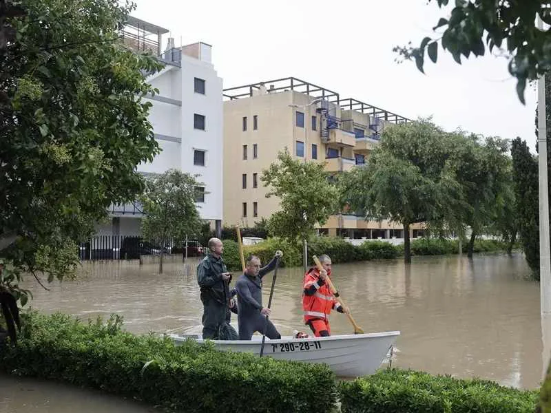 Autoridades en las zonas anegadas por el temporal en la Comunitat Valenciana|Foto: EFE 