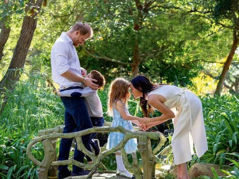 Los duques de Sussex, el príncipe Harry y Meghan Markle junto a sus hijos|Foto: meghan