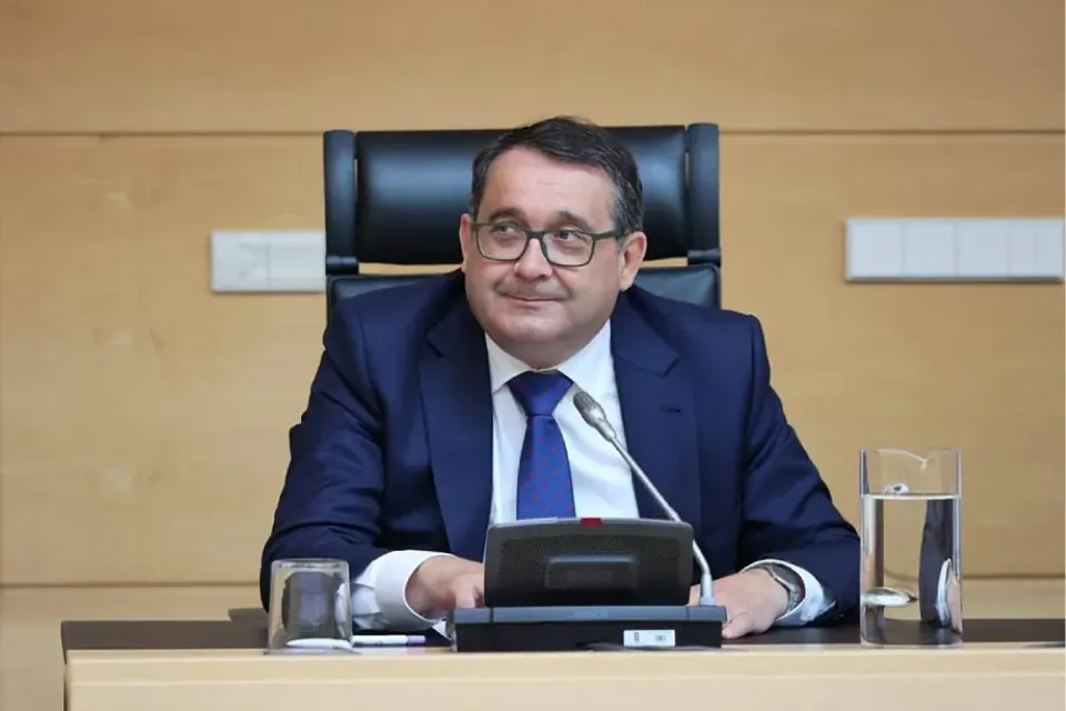 Diputado dimite 
