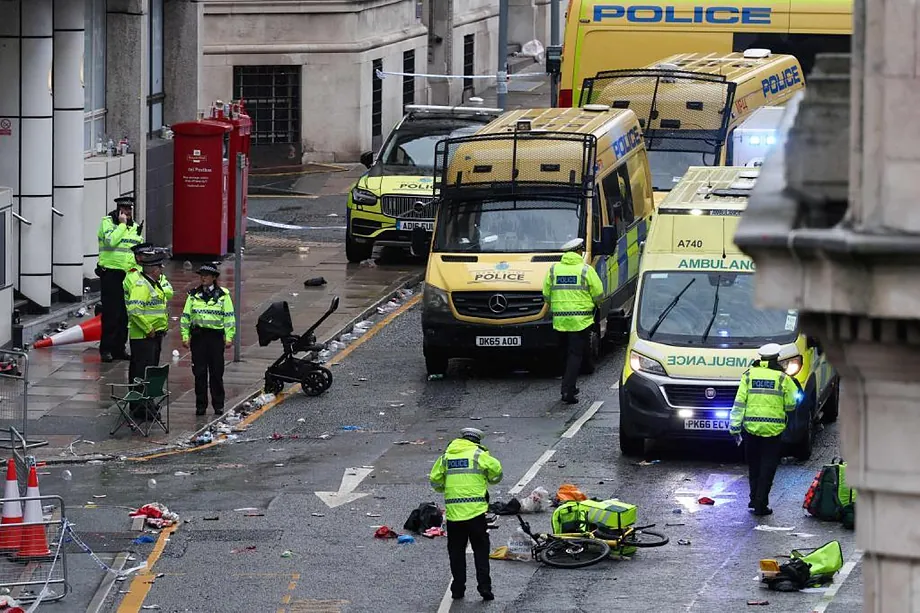 Despliegue policial en el centro de  Liverpool|Foto: El Mundo/Darren Staples/AFP Un detenido tras atropellar a numerosas personas en el centro de Liverpool

