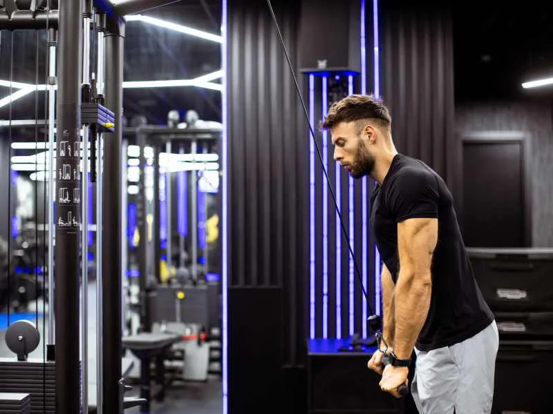 Atleta revisando la postura corporal durante un entrenamiento de fuerza