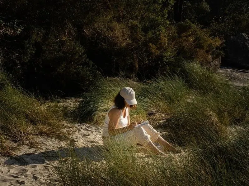Retiros creativos en la naturaleza: nueva vía de desconexión digital en España|Foto: EFE/Andrea Fernández/La Platanera Descubre cómo los retiros creativos en espacios naturales están transformando el ocio en España. Talleres de escritura, fotografía y arte ofrecen experiencias únicas de introspección y conexión con el entorno

