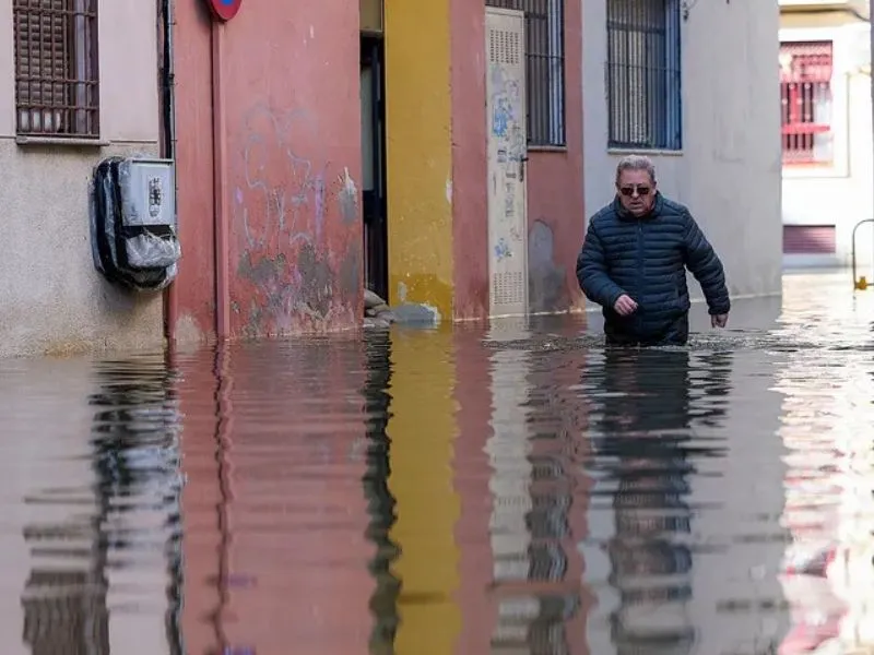 alertas-aemet-borrasca-marta-inundaciones-andalucia-galicia|Foto: EFE  La borrasca Marta mantiene a España en vilo con alertas por inundaciones, desalojos y planes de reconstrucción millonarios tras el paso de Leonardo
