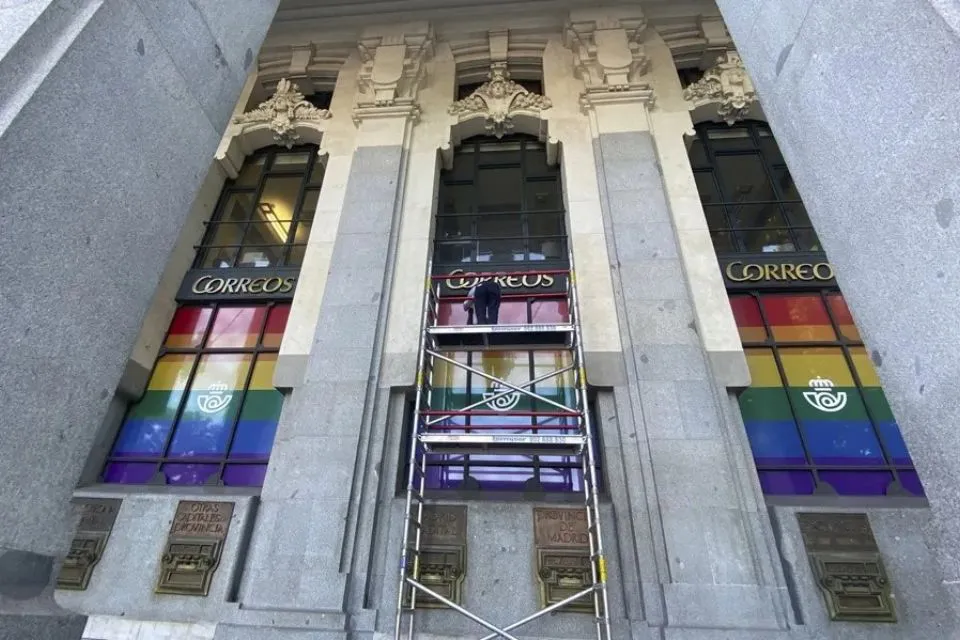 Vinilo arcoiris en la Oficina Principal de Correos|Foto: EFE/Marcel Guinot Almeida no pondrá la bandera LGTBI en Cibeles durante el Orgullo

