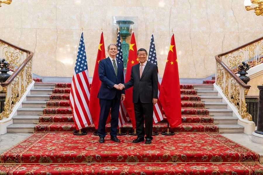 El secretario del Tesoro de EEUU, Scott Bessent, y el viceprimer ministro chino, He Lifeng|Foto: EFE China y EEUU reanudan sus negociaciones comerciales en Londres