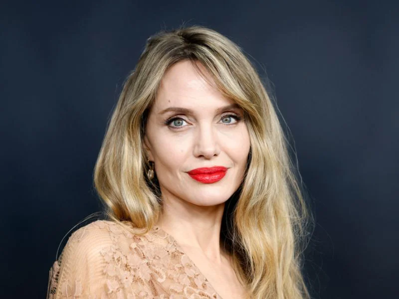 angelina-jolie-posando-en-una-alfombra-roja-con-estilo-formal|Foto: Getty Images 