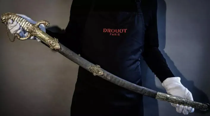  El sable de Napoleón subastado por casi 4,7 millones de Euros|Foto: Stephane De Sakutin / AFP  El emblemático arma de Napoleón, fabricada por el célebre maestro armero Nicolas Noël Boutet en 1803, acompañó al emperador francés durante su reinado y fue heredada por su leal mariscal Grouchy, permaneciendo en la misma familia por más de dos siglos.