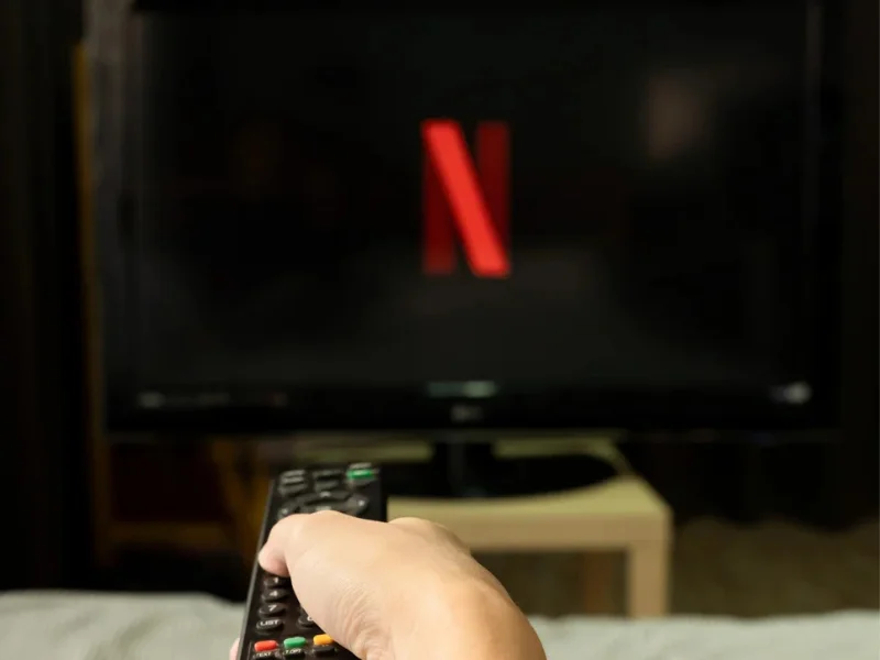 mando-distancia-televisor-logotipo-netflix-pantalla