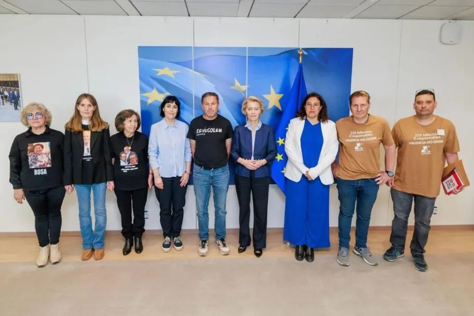 Ursula von der Leyen con representantes de las asociaciones de afectados por la Dana|Foto: EFE/Ursula von der Leyen   Von der Leyen promete a los afectados de la Dana un seguimiento «exhaustivo» de los fondos europeos

