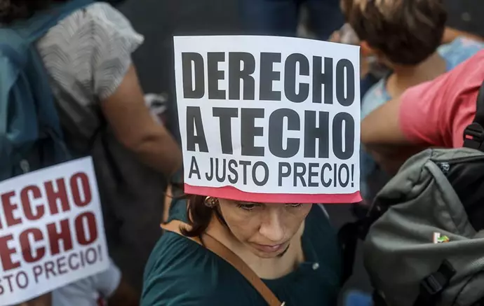 Varias personas durante una manifestación por el derecho a la vivienda. - Europa Press/Rober Solsona