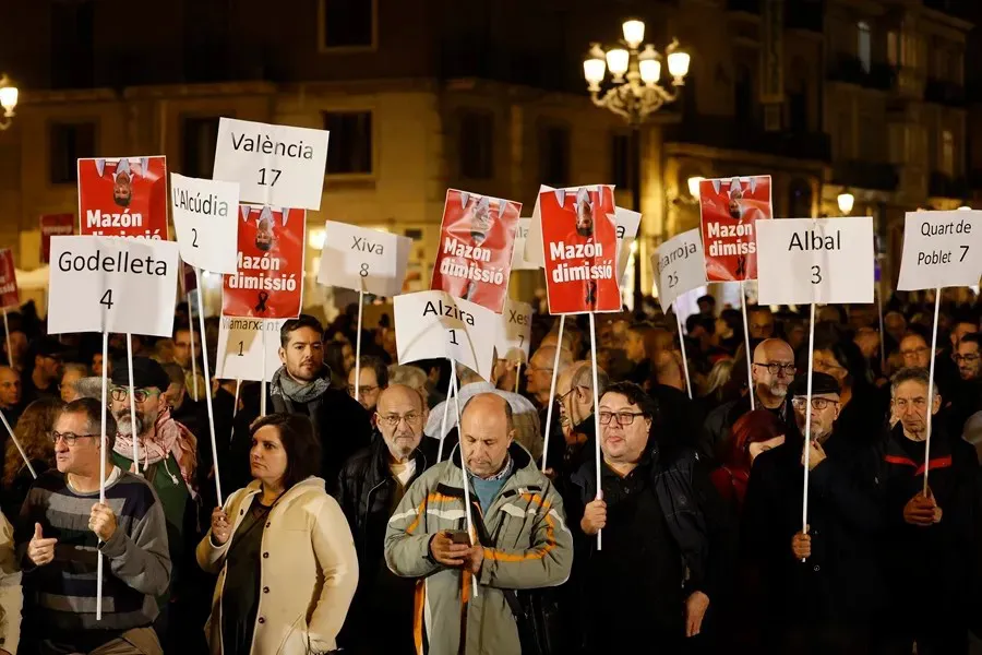 Decenas de personas participan en una protesta para pedir la dimisión de Carlos Mazón-Valencia- EFE/José Manuel Vidal
