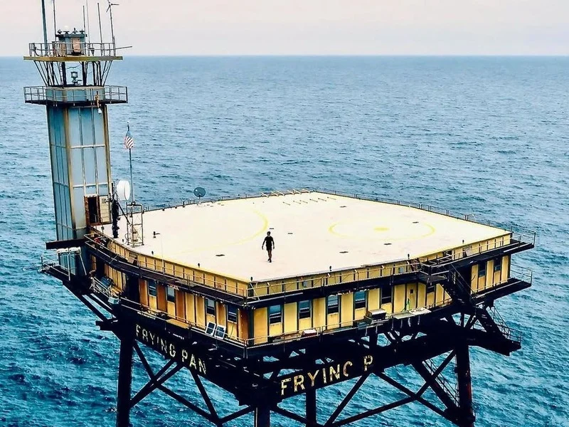 plataforma-metalica-de-la-frying-pan-tower-en-mitad-del-oceano-atlantico|Foto:  @fryingpantowerofficial