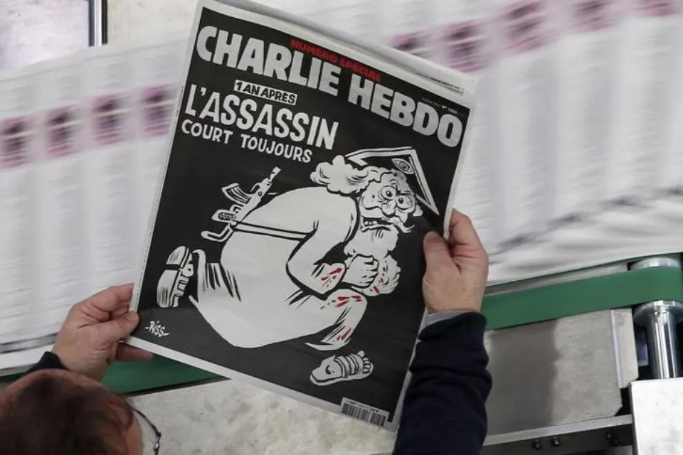 Charlie Hebdo - Ejemplar de la última edición del semanario francés - París- La Vanguardia/Reuters Ejemplar de la última edición del semanario francés 'Charlie Hebdo' con el título “un año después, el asesino sigue huyendo” cerca de París Reuters