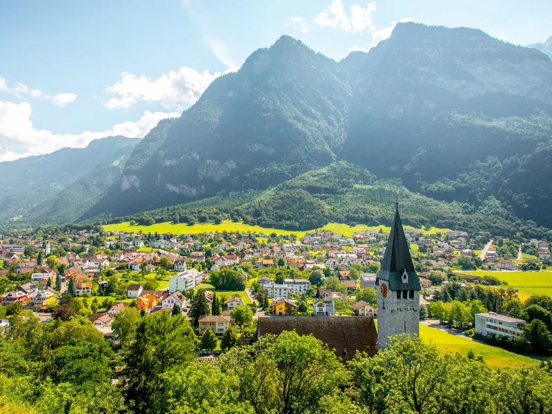 vista-panoramica-castillo-de-vaduz-en-liechtenstein-con-montanas-alpinas-de-fondo